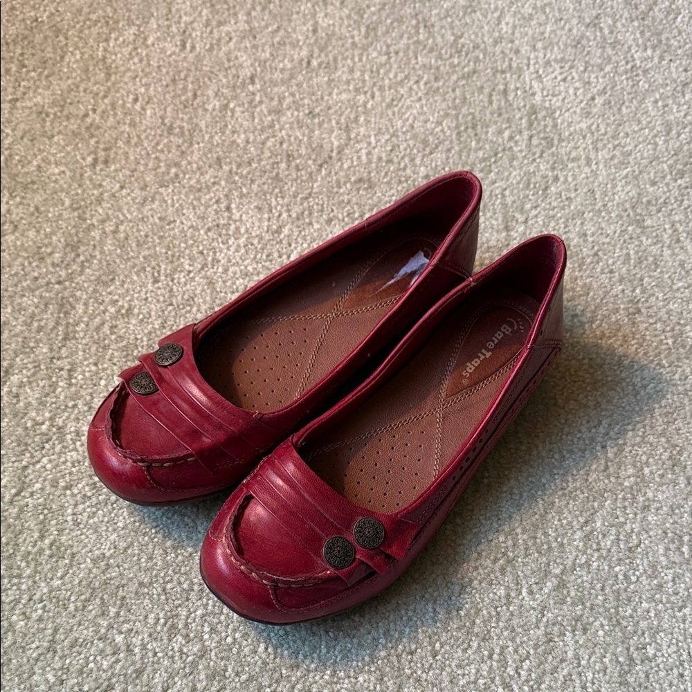 Bare Traps Women's Red Katarina Flats - Picture 2 of 7